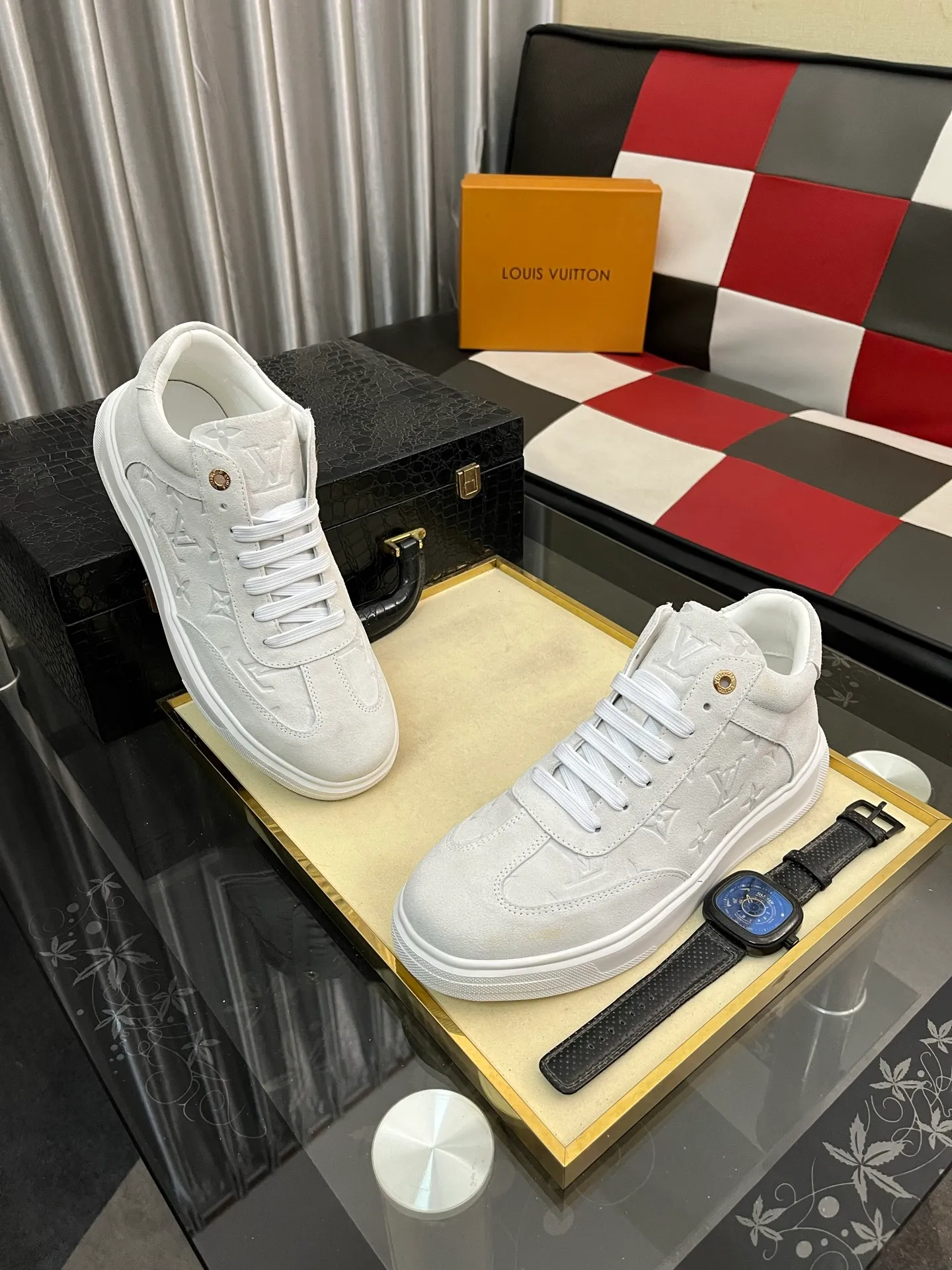 Ex-factory price: 420⌚️⌚️《Louis vuitton/LV Louis Vuitton》original quality.~ Unique modern style sneakers. 🏃A must-have casual shoe for trendy men😍😍 Original brand imported from Italy, imported original leather, cowhide lining (refuses to discolor and grind feet) sole: original sole provided by the original factory, French lazy style design ⚠️Fit to the feet, original quality, super comfortable original sole. Code number: 38-443️⃣Colors available